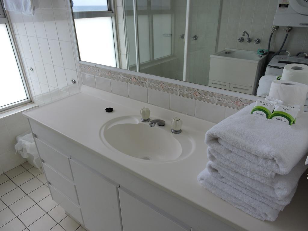 President Holiday Apartments - Absolute Beachfront Gold Coast Bagian luar foto