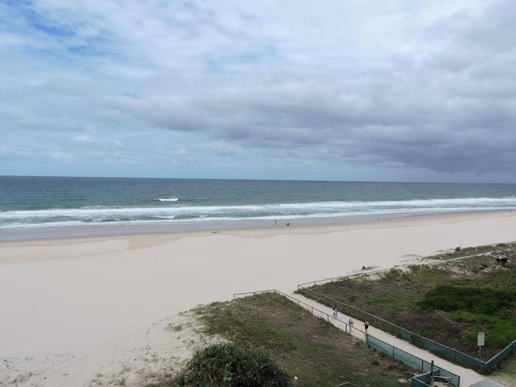 President Holiday Apartments - Absolute Beachfront Gold Coast Bagian luar foto
