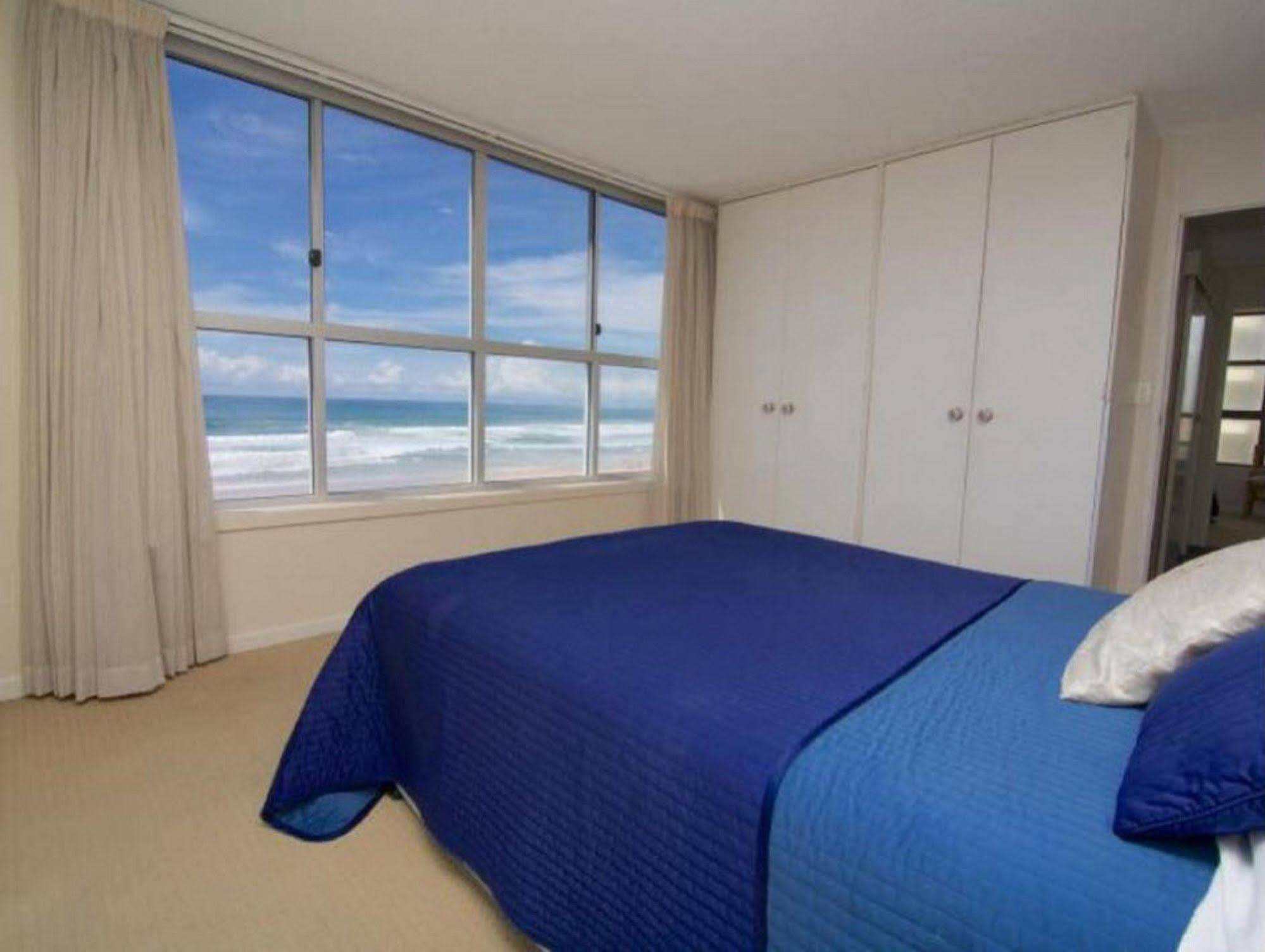 President Holiday Apartments - Absolute Beachfront Gold Coast Bagian luar foto