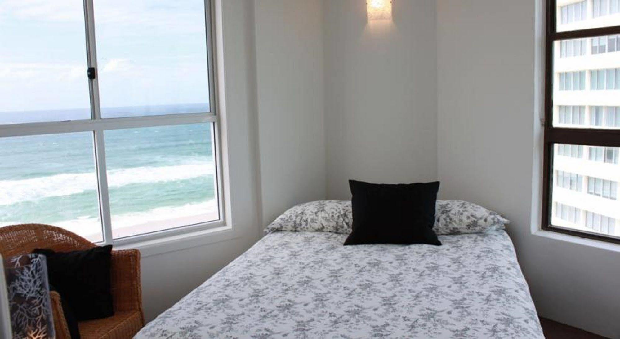 President Holiday Apartments - Absolute Beachfront Gold Coast Bagian luar foto
