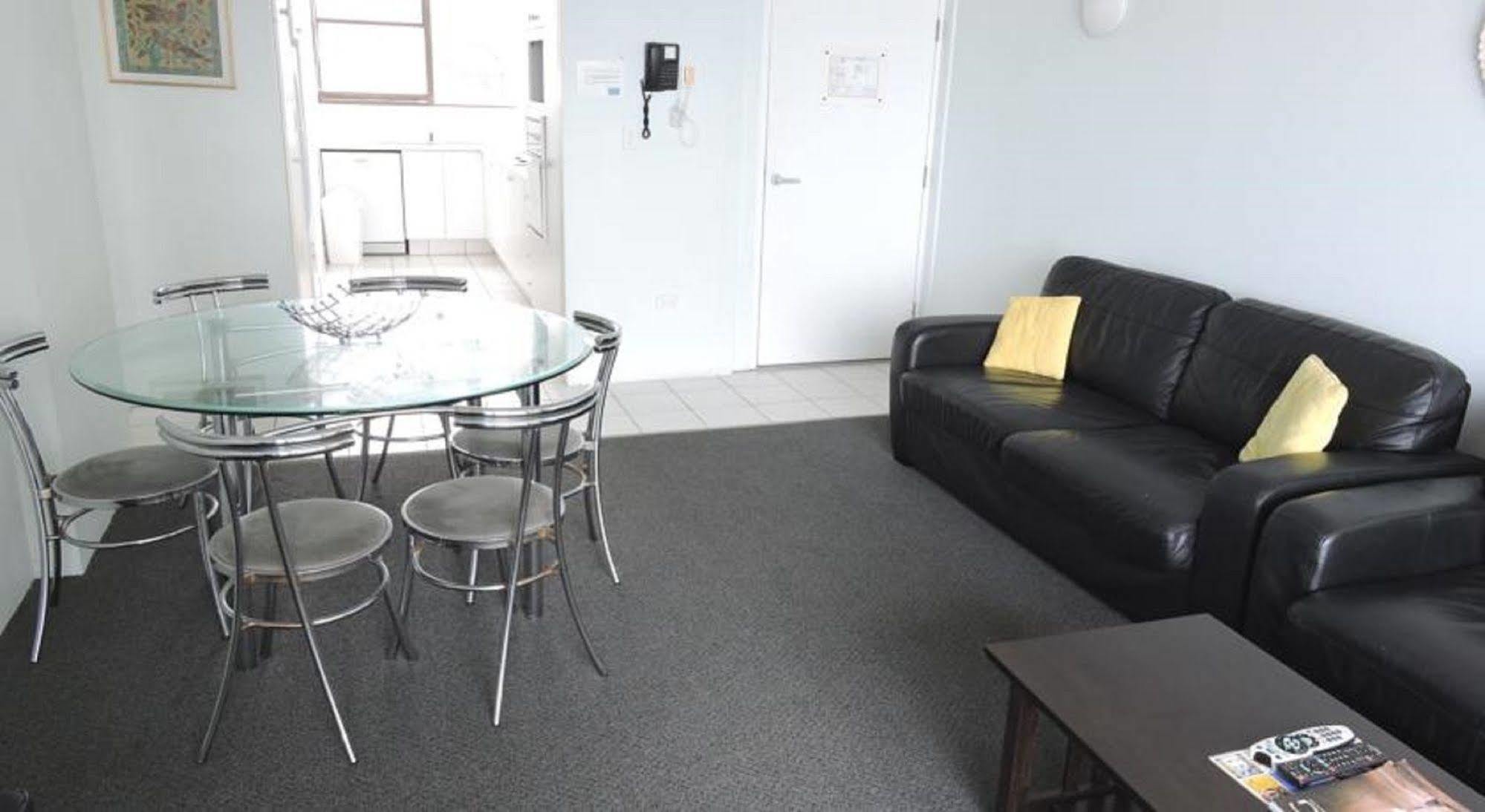 President Holiday Apartments - Absolute Beachfront Gold Coast Bagian luar foto